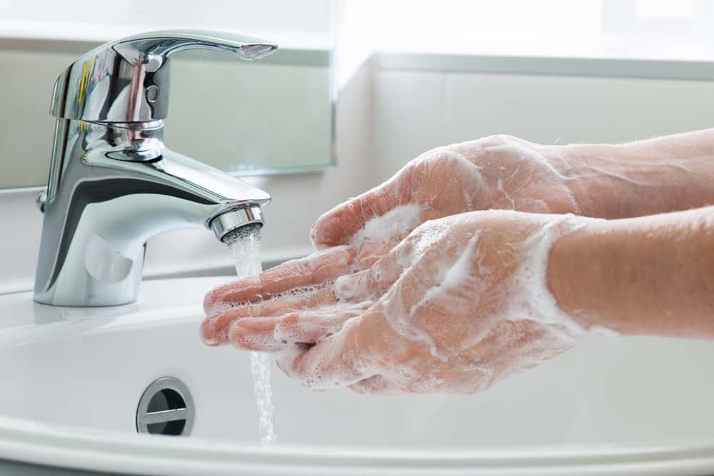 Rửa tay trước khi nhỏ nước mắt nhân tạo
