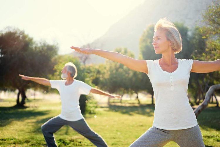 Tập yoga có thể giúp bạn cải thiện các triệu chứng của bệnh Parkinson