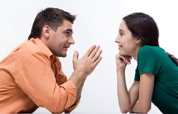 Đàn ông và phụ nữ nói chuyện với nhau để học cách lắng nghe