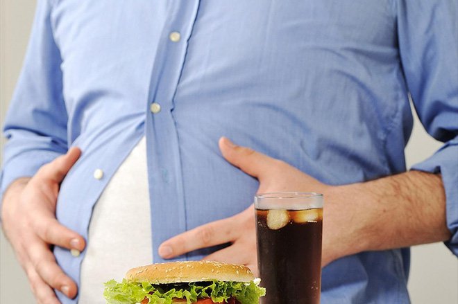 Thói quen ăn quá nhiều có thể dẫn đến nạp nhiều calo hơn mức cần thiết