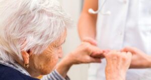 Tìm hiểu sự khác biệt giữa chứng mất trí nhớ và bệnh Alzheimer